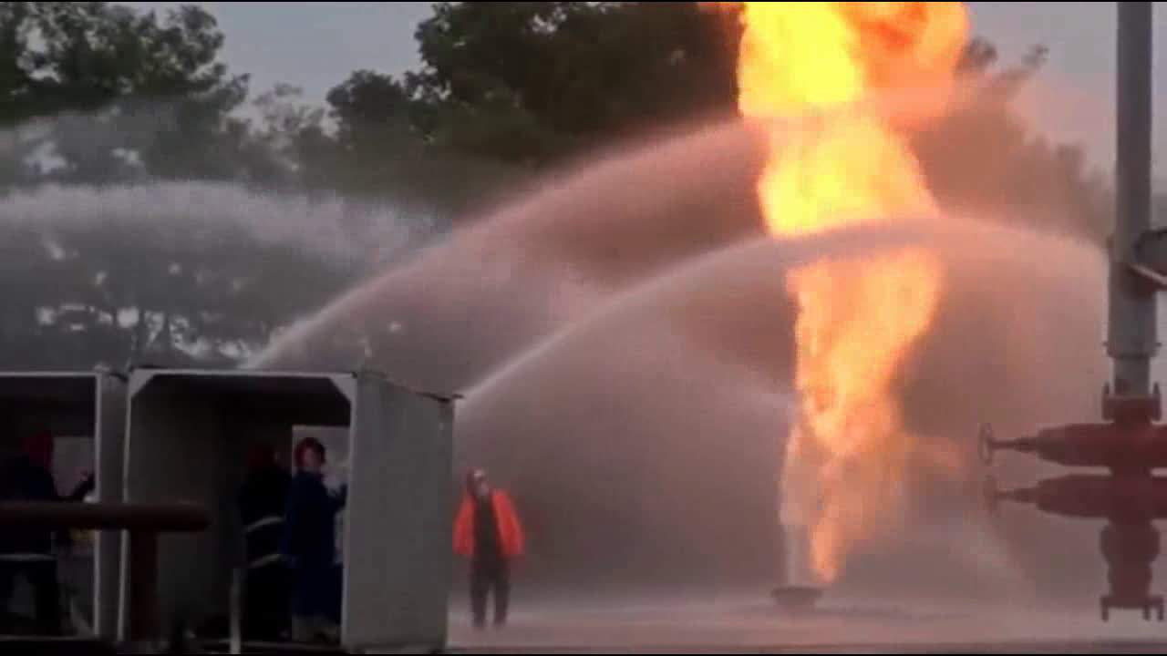 消防車上消防水炮噴水滅火